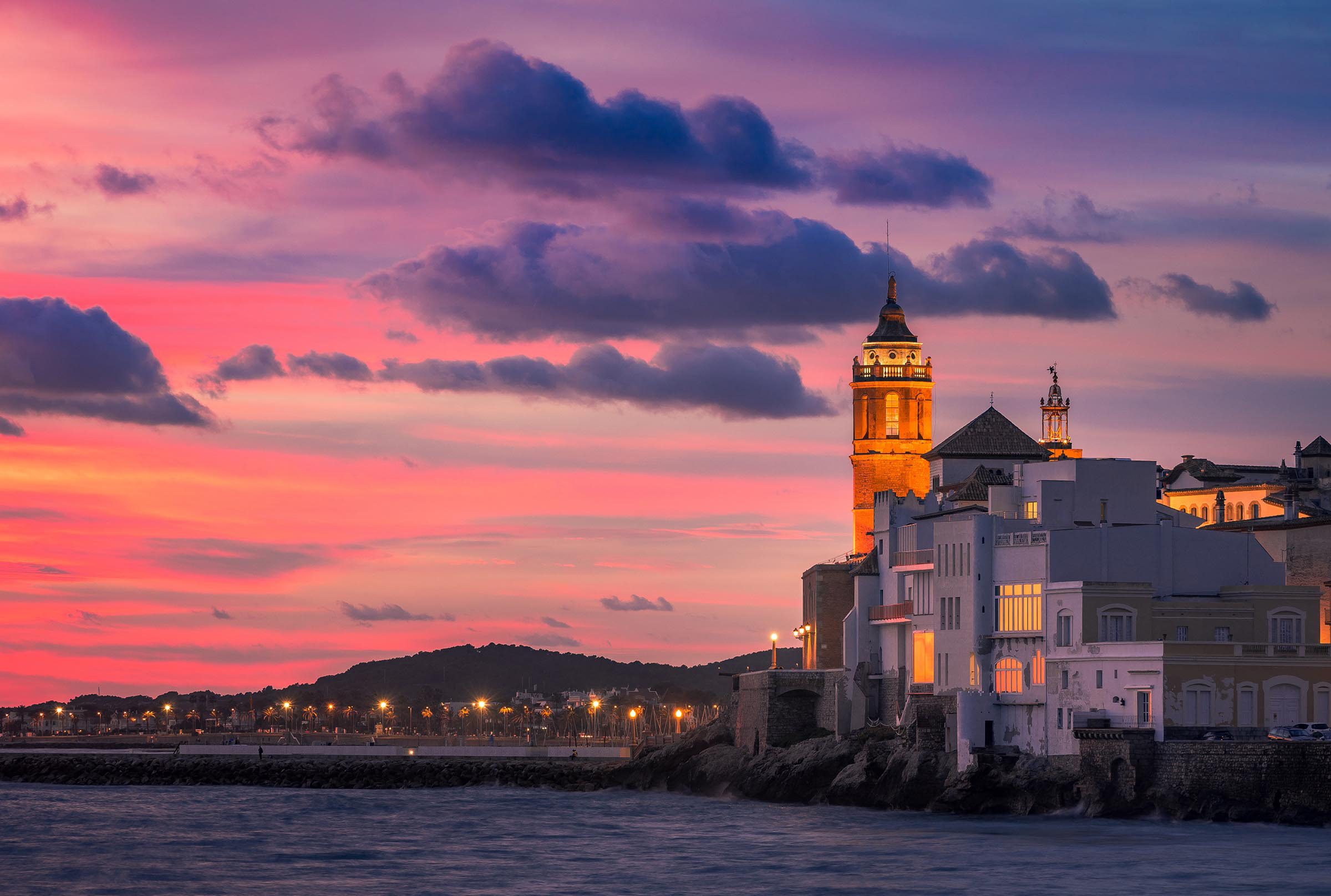 Costa de Sitges con la iglesia